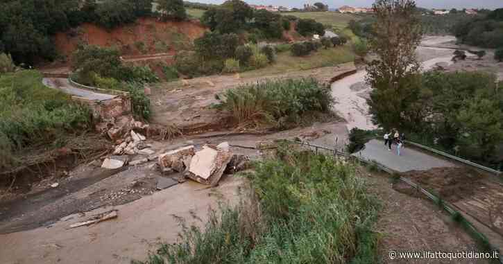 Nubifragio in Calabria, crollato un ponte sul torrente Cottola nel Catanzarese: le immagini dall’alto