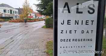 Opmerkelijke boodschap in bushokjes over ‘racistische regering’, maar wie heeft dat gedaan?