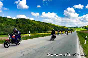 Nostalgie pur: Verein knattert mit Oldtimer-Mopeds durch Willebadessen