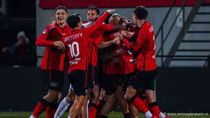 Lennerd Daneels  van Helmond Sport maakt wereldgoal vanaf eigen helft