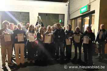 Verbolgen burgers van Op de bres voor Ranst Divers delen flyers en affiches uit bij aanvang kortste gemeenteraad ooit