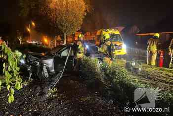 Personenauto ramt geparkeerde auto en belandt in voortuin