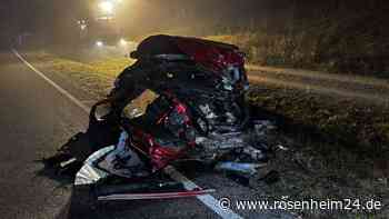 Horror-Crash im Nebel auf Bundesstraße in Bayern: Eine Tote und ein Schwerverletzter