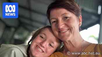 Passengers message loved ones during 'terrifying' Qantas emergency landing in WA