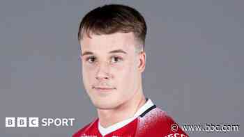 Foster signs new one-year contract with Salford