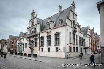 Man wordt aangehouden, springt van eerste verdieping en komt op kast terecht: gewond naar ziekenhuis