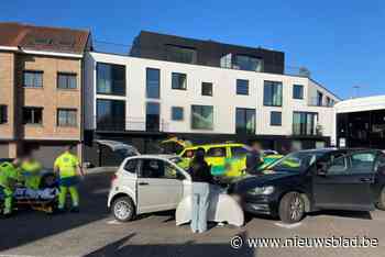 Voertuigen botsen frontaal aan kanaalbrug: één bestuurder gewond afgevoerd
