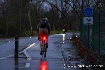 Zeer jonge fietsers rijden zonder licht