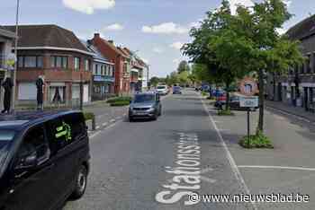 Fietser (87) valt door openzwaaiende autodeur