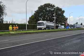 Voetganger (61) steekt expresweg over en wordt gegrepen door vrachtwagen