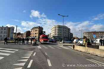 Voetganger (74) wordt aangereden door vrachtwagen en overleeft de klap niet: “Mogelijk dodehoekongeval”