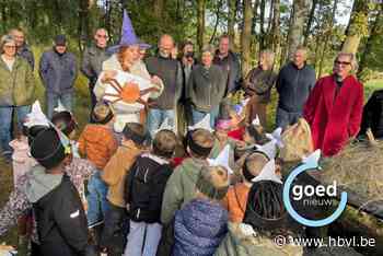 Grootouders doen met kleuters een zoektocht naar heksenhoed