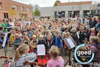Leerlingen verhuizen feestelijk naar nieuw schoolgebouw in Lindel-Hoeven