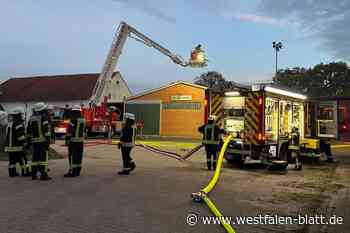 Flammen aus dem Dach der Festhalle