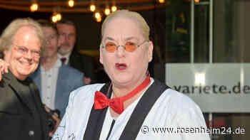 „Gehen erst wieder lernen“: Hella von Sinnen sitzt im Rollstuhl