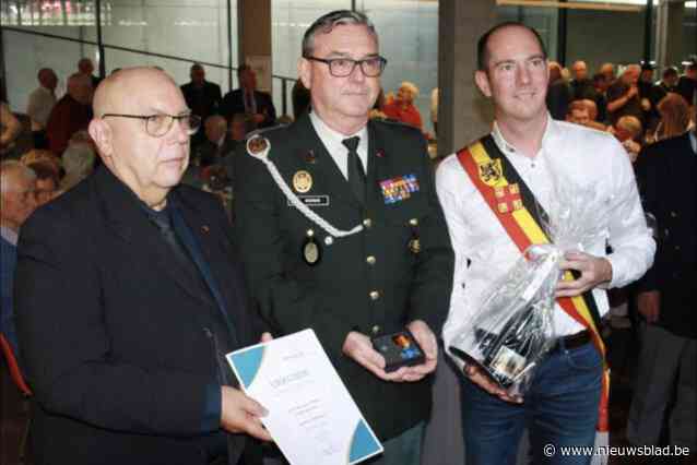 Frank (57) krijgt Duitse militaire onderscheiding voor terugvinden en herbegraven van oorlogsslachtoffers: “Op mijn 12 jaar borg ik mijn eerste twee gesneuvelden”