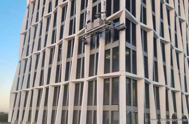 FW-BN: Technische Hilfeleistung am Stadtquartier Neuer Kanzlerplatz - Rettung von zwei Personen aus luftiger Höhe.