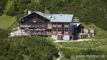 Gasthof zieht online über Gast her und nennt ihn „Anzugträger“ – Nutzer zeigen sich empört