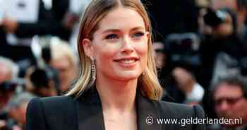 Klassiek mantelpak met kuitlaarzen: Doutzen Kroes kiest vaak voor rustig en een tikkeltje stoer