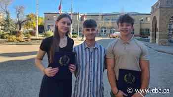 Saskatoon teens who rescued woman from burning house honoured with bravery awards at Government House