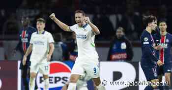 PSV overleeft dankzij VAR en Benítez hectische slotfase en pakt punt in Parijs