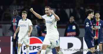 PSV overleeft dankzij VAR en Benítez hectische slotfase en pakt punt in Parijs