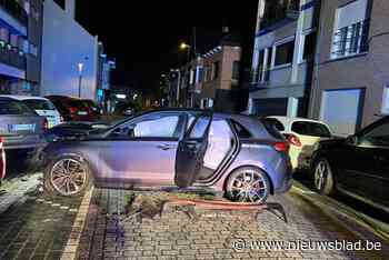 Man knalt met auto tegen vijf andere wagens: bestuurder vlucht te voet weg