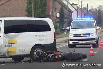 Jonge motorrijder in levensgevaar na botsing met busje
