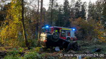 Unfall zwischen Seeon und Seebruck: Auto überschlägt sich und landet auf Dach