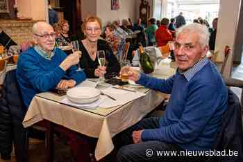 Gezinsbond organiseert seniorennamiddag met zingende ober