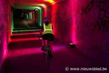 Leerlingen fietsen door lichttunnel op weg naar school: “Hen laten herinneren hoe belangrijk fietsverlichting is”