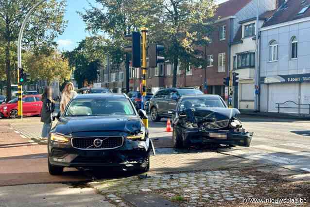 Twee wagens botsen op kruispunt: “Een  persoon raakte gewond”