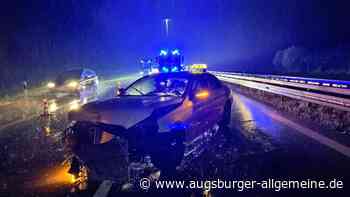 Mercedes kracht durch Aquaplaning auf der A7 in eine Leitplanke