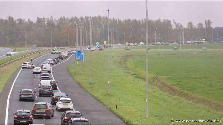 Emmeloord - Vrachtwagen rijdt op afgevallen gasflessen, flinke file op A6 bij Emmeloord richting noorden