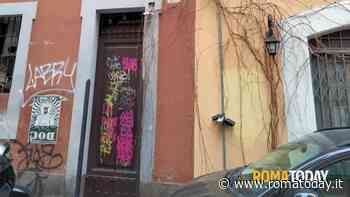 Contro l'invasione di B&B arriva la banda di "Robin Hood". Rimossi i lucchetti dei check-in elettronici