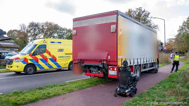 Jonge vrouw in rolstoel botst op stilstaande vrachtauto