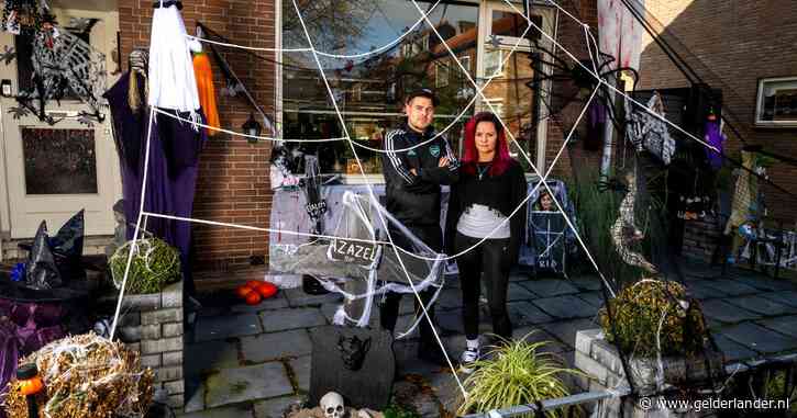 ‘Satanistisch en te eng voor kinderen’: versierd huis van Ferry en Kimberly verdeelt strengchristelijk dorp