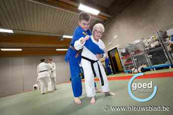 Zelfs met gebroken ribben is Simone (82) niet weg te slaan uit de judozaal: “Zolang mijn ogen open zijn, blijf ik dit doen”