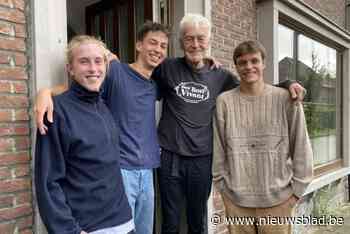 Willy (73) laat al 50 jaar studenten gratis inwonen: “Ze steken kattenkwaad uit, maar ik krijg veel vriendschap terug”