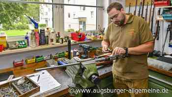 Eine alte Waffe mit Holzschaft zeigt noch richtige Handwerkskunst