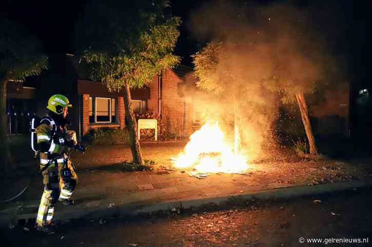 Meerdere afvalcontainers in brand gestoken in de zelfde straat