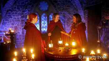 "Die Verräter": Vier Särge, ein Dolch und die Angst vor Mitternacht