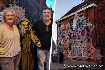 Gevel ingepakt in gigantisch spinnenweb, een kerkhof in de tuin: Werner en Anouchka zorgen voor spectaculaire Halloween-versiering aan hun huis