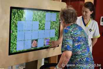 Patiënten AZ West fleuren op rond belevenistafel: “Ze beginnen spontaan te vertellen, mee te zingen of zelfs te dansen”