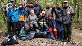 Kinder engagieren sich gemeinsam für eine saubere Natur an den regionalen Gewässern