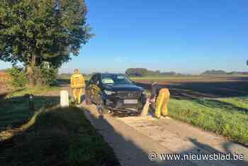 Auto zwaar beschadigd na crash tegen tractorsluis