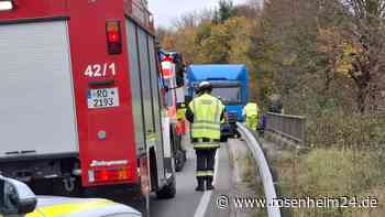Lkw kommt auf Gegenfahrbahn und schlittert an Leitplanke entlang