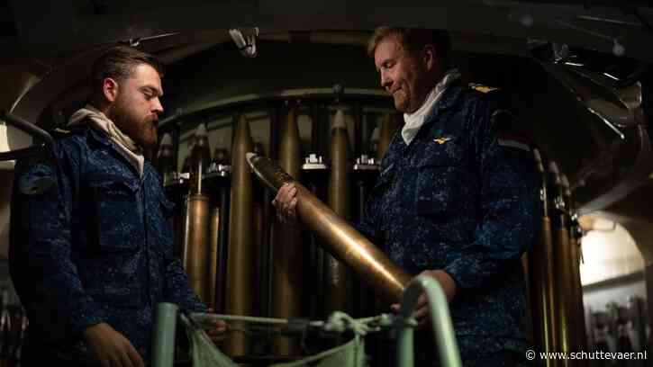 Koning neemt deel aan Strike Warrior op Zr.Ms. Van Amstel