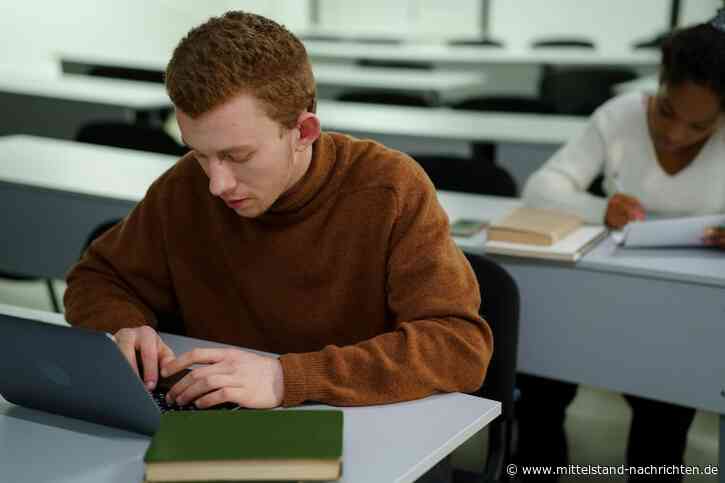 Berufliche Qualifizierung neben dem Job: Wie man Karriere und Weiterbildung vereint