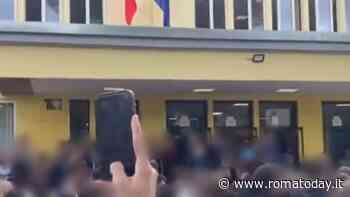 Alunno spruzza spray al peperoncino nei corridoi, studenti anticipano l'uscita da scuola